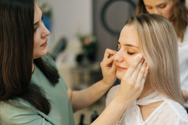 Gros plan du modèle de belle femme se préparant à filmer à l'intérieur