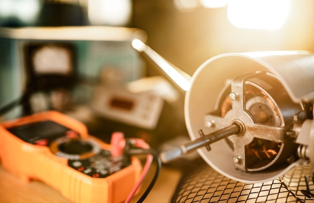 Le gros plan du moteur en fer du ventilateur de refroidissement de la maison se trouve sur une table en réparation