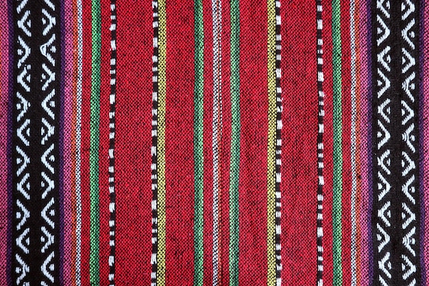 Gros plan du motif et de la texture du textile coloré de la région du nord de la Thaïlande