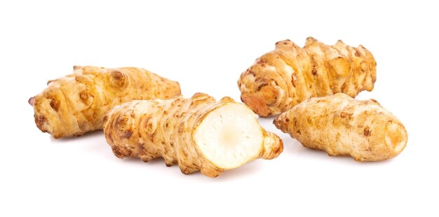 Un gros plan du pain sur un fond blanc