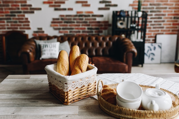 Gros plan du pain fraîchement cuit sur une table dans un salon