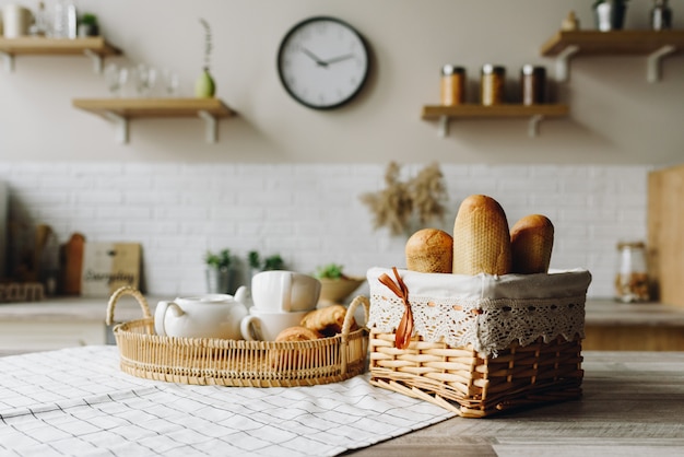 Gros plan du pain frais sur la table de la cuisine