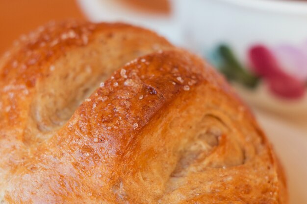 Gros plan du pain Pain au levain fraîchement cuit avec une croûte dorée sur les étagères de la boulangerie Conte de boulangerie