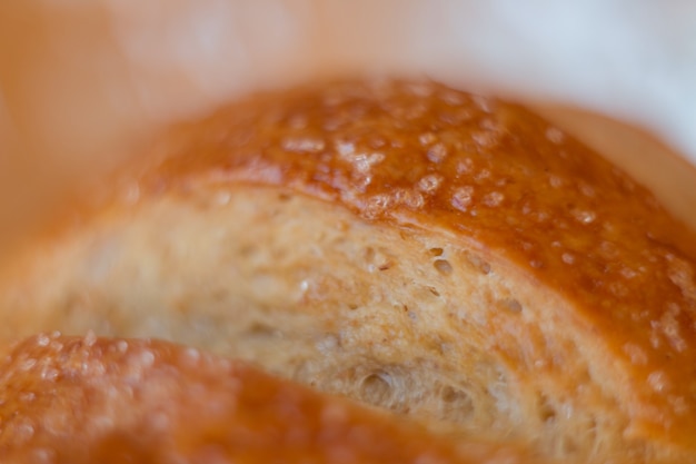 Gros plan du pain Pain au levain fraîchement cuit avec une croûte dorée sur les étagères de la boulangerie Conte de boulangerie