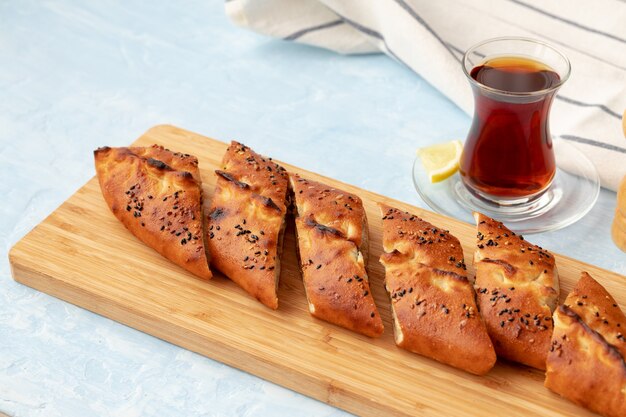 Gros plan du pain pide turc sur table en bois