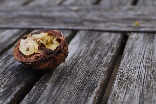 Photo un gros plan du pain sur une planche de bois