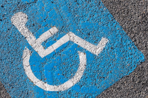 Photo gros plan du panneau de stationnement pour personnes handicapées