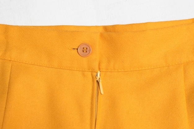 Gros plan du pantalon orange des femmes