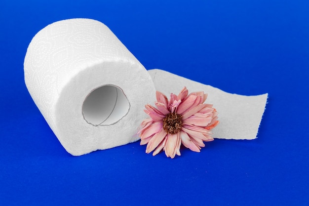 Gros plan du papier toilette avec des fleurs naturelles