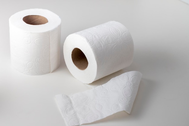 Gros plan du papier toilette sur fond blanc