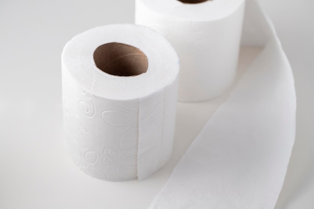 Gros plan du papier toilette sur fond blanc