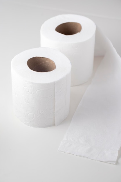 Gros plan du papier toilette sur fond blanc