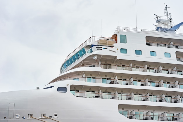 Gros plan du paquebot de croisière amarré dans le port