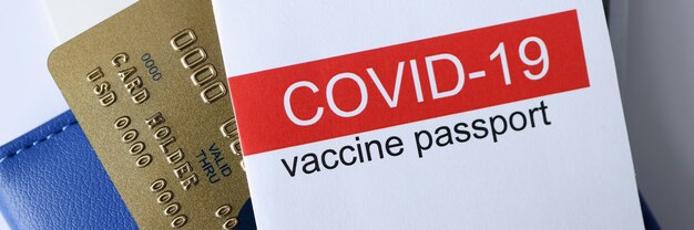 Gros plan du passeport de vaccination covid et de la carte bancaire de crédit