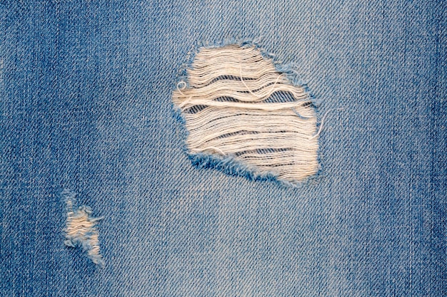 Gros plan du patch jeans vierge sur le côté intérieur du denim bleu usé