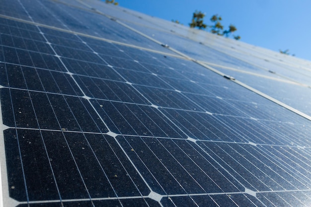 Gros plan du paysage de la technologie écologique de la centrale électrique de la ferme de cellules solaires des panneaux de cellules solaires