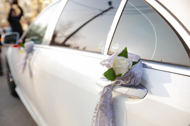 Gros plan du paysage sur la voiture de mariage