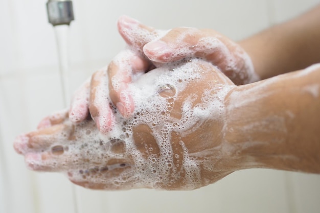 Gros plan du personnel médical se lavant les mains Concept d'hygiène des mains