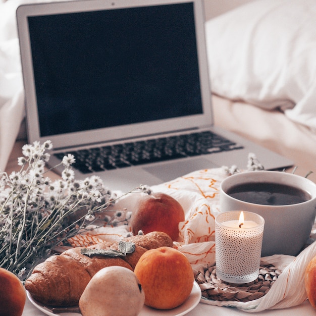 Gros plan du petit déjeuner au lit avec café