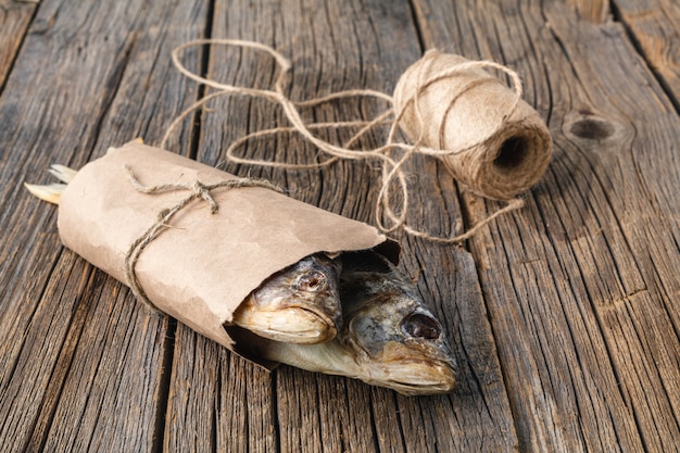 Gros plan du poisson séché sur un fond en bois foncé