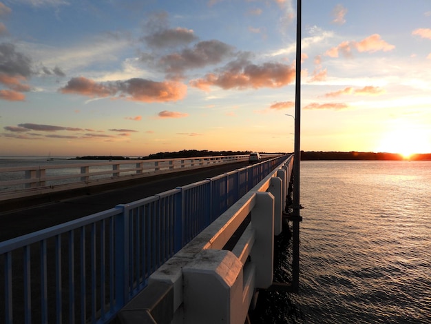 Gros plan du pont de l'île Bribie sous le ciel coucher de soleil