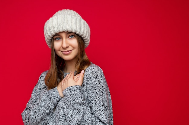 Gros plan du positif heureux jeune adorable belle jolie femme blonde foncée avec des émotions sincères portant