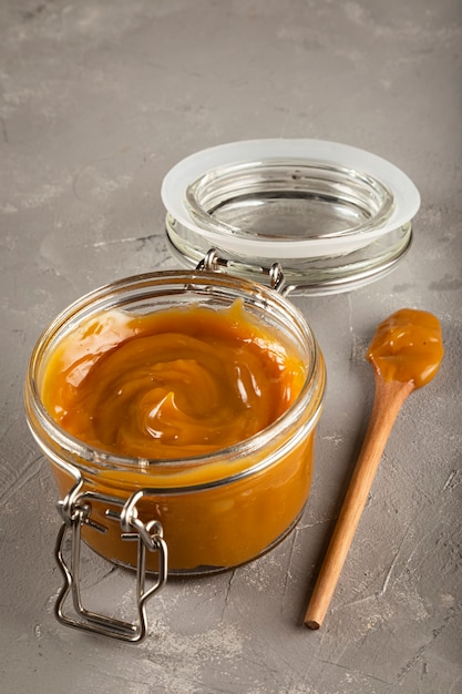 Photo gros plan du pot plein de dulce de leche dulce de leche sucré traditionnel en amérique latine