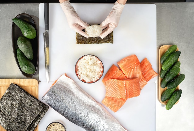 Gros plan du processus de fabrication des ingrédients de sushi pour la vue de dessus de sushi