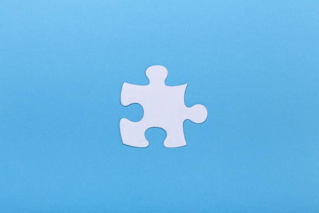 Gros plan du puzzle sur fond bleu Pièce de puzzle manquante, concept d'entreprise pour compléter la pièce Concept de travail d'équipe