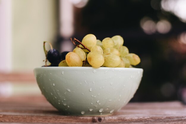 Photo un gros plan du raisin dans un bol sur la table