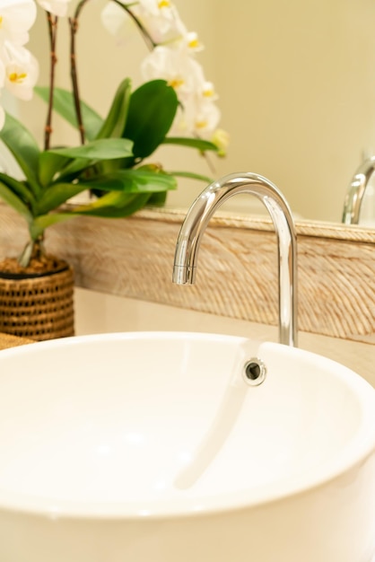 Gros plan du robinet d'eau dans la salle de bains