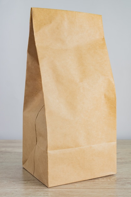 Gros plan du sac de papier vierge pour la livraison de nourriture. Concept d'achat et de livraison
