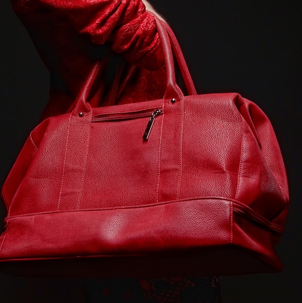 Gros plan du sac rouge