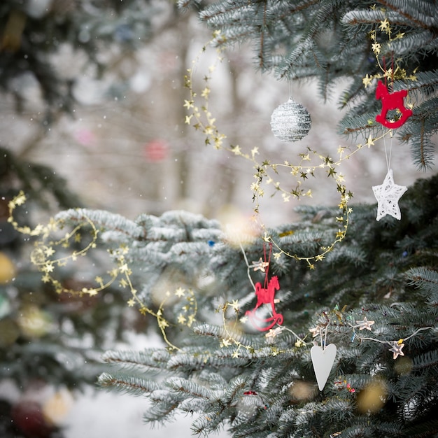 Gros plan du sapin de Noël à l'extérieur