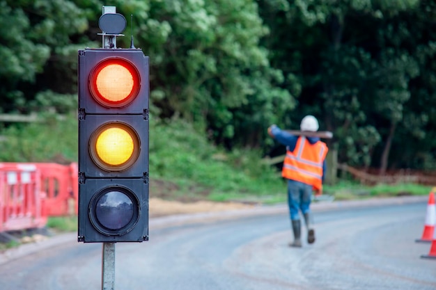 Gros plan du signal de trafic portable temporaire installé pour les travaux routiers