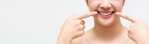 Gros Plan Du Sourire De Jeune Femme Asiatique Avec De Grandes Dents Blanches Saines Isolées. Blanchiment Des Dents Invisalign Et Santé Bouche Concept