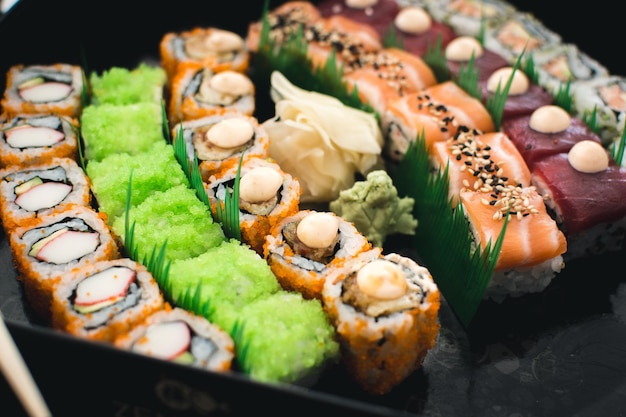 Un gros plan du sushi