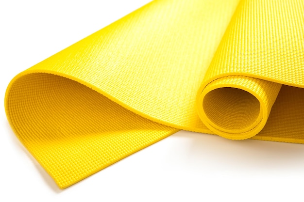 Gros plan du tapis de fitness jaune sur fond blanc