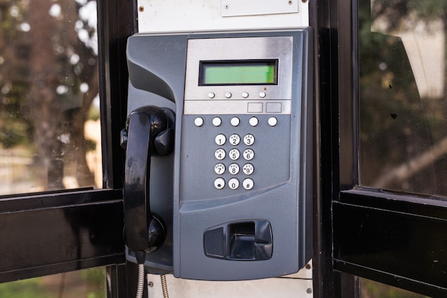 Gros plan du téléphone public dans la rue