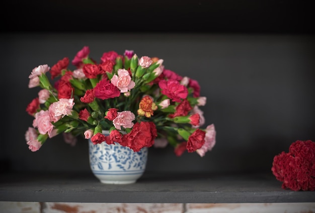 Un gros plan du vase à fleurs.