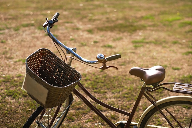 Gros plan du vélo avec panier debout sur le sol