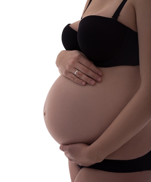 Gros plan du ventre de femme enceinte isolé sur fond blanc