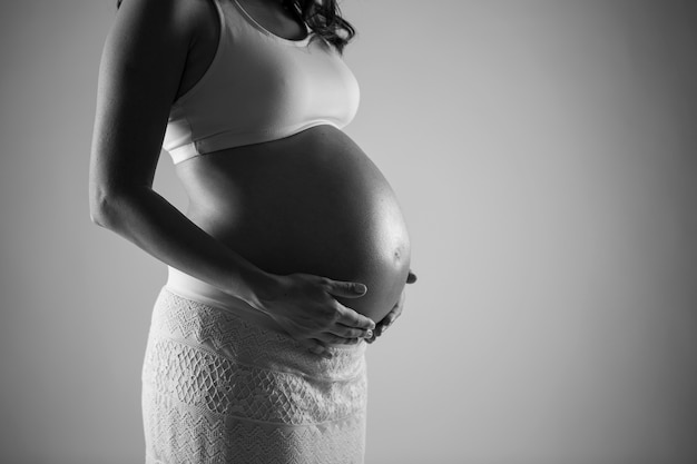 Photo gros plan du ventre de femme enceinte.