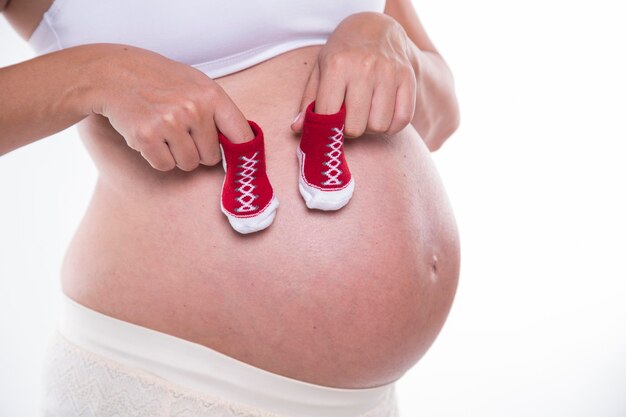 Gros plan du ventre de femme enceinte.