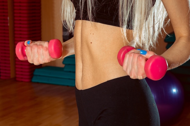 Gros Plan Du Ventre Plat Beau Sport Dans La Salle De Gym