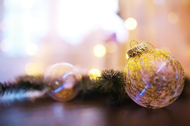 Gros plan du verre boule de Noël sur fond clair abstrait.