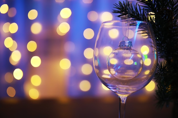 Gros plan du verre boule de Noël sur fond clair abstrait.