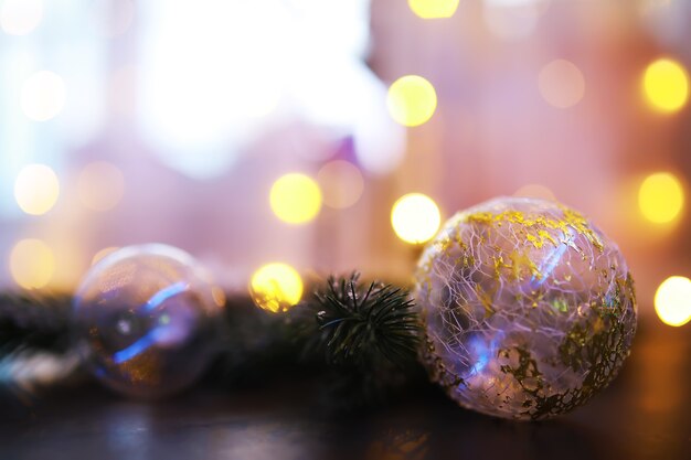 Gros plan du verre boule de Noël sur fond clair abstrait.