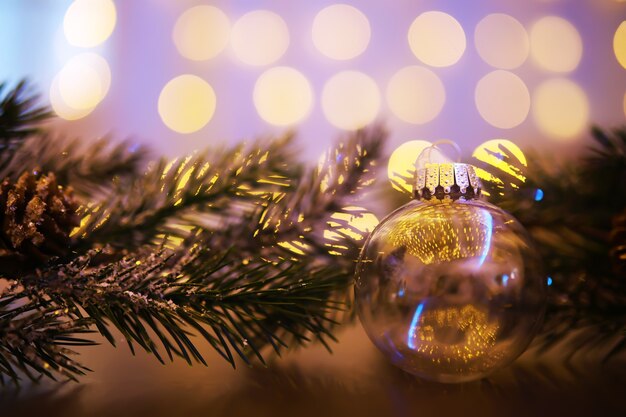 Gros plan du verre boule de Noël sur fond clair abstrait.