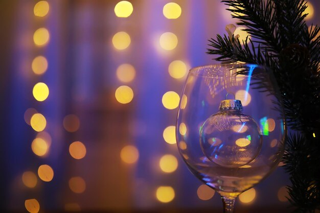 Gros plan du verre boule de Noël sur fond clair abstrait.